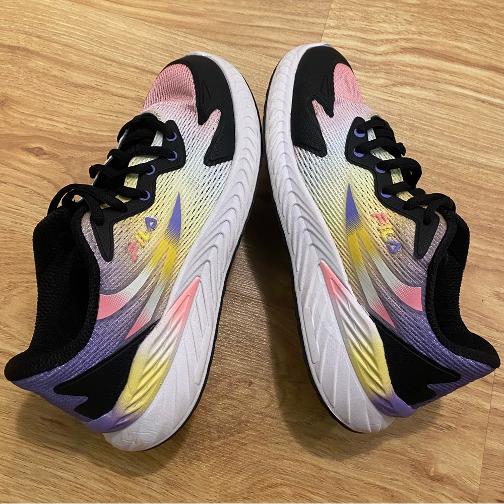 FILA sneakers - size 5 girls- Excellent used condition.